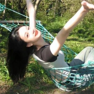 高墙、黑色与帅小伙
